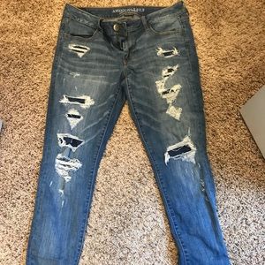AMERICAN EAGLE RIPPED JEANS